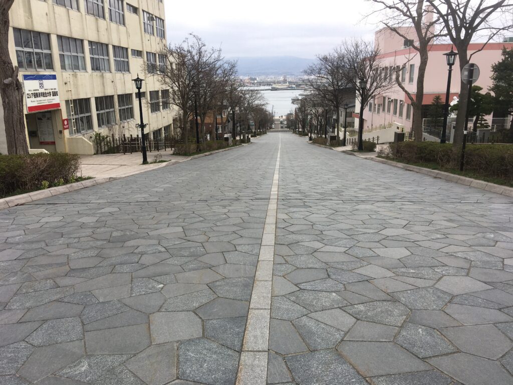 函館一人旅で訪れた海まで一直線の八幡坂。