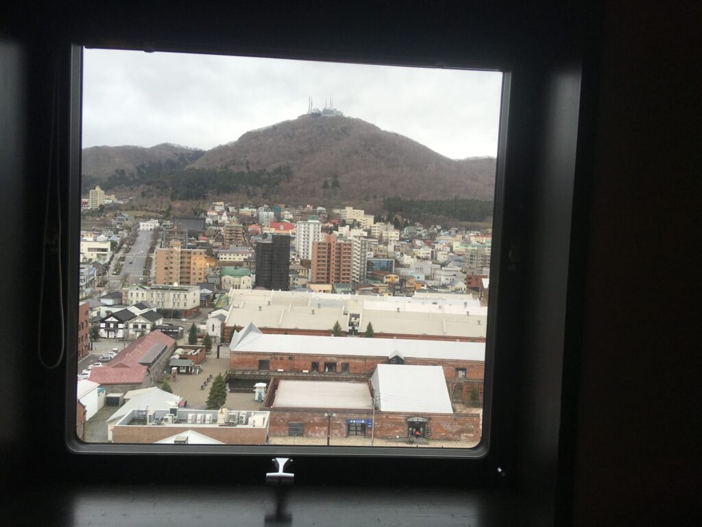 函館一人旅で宿泊したラビスタ函館ベイの客室の窓から見える函館山。