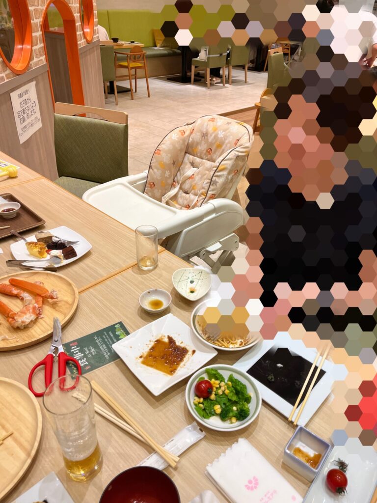 子連れホテル志戸平、ビュッフェ会場「ヒカリノモリ」で借りたベビーチェア