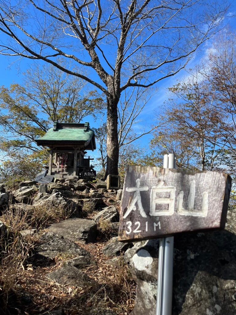 太白山山頂に神社がある。