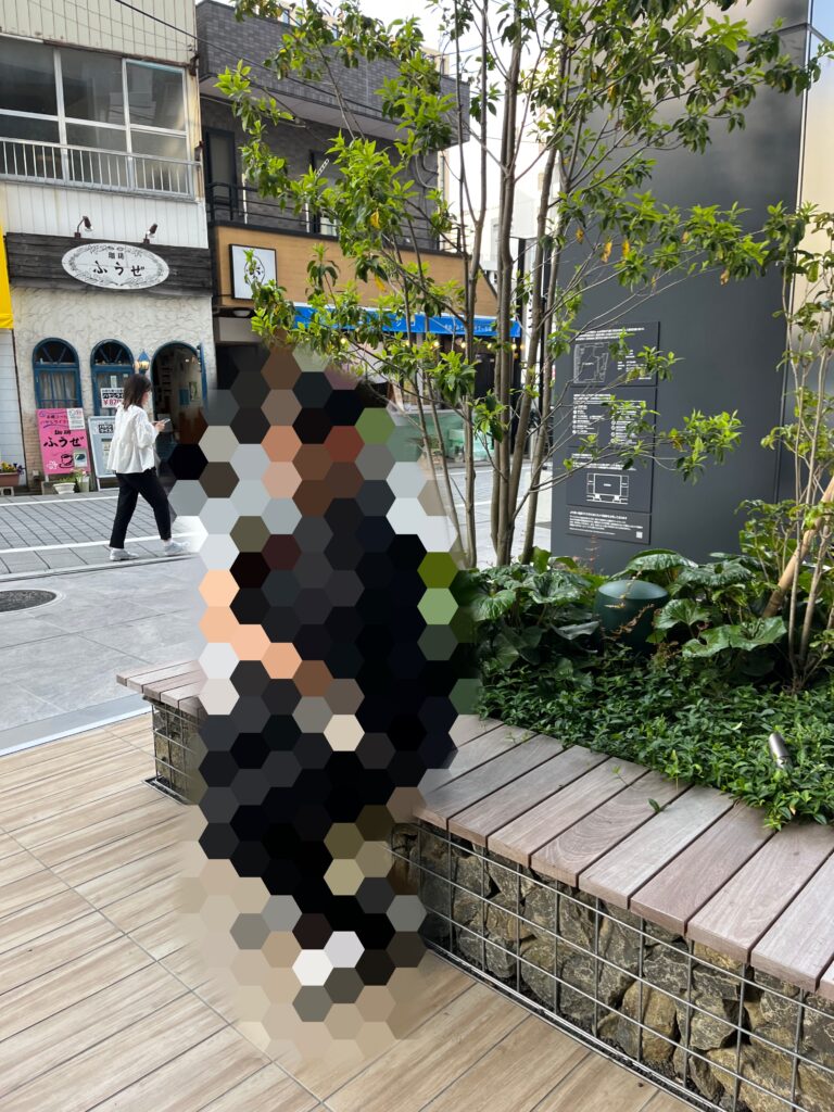 子連れ仙台旅行、道にあるベンチで一休み